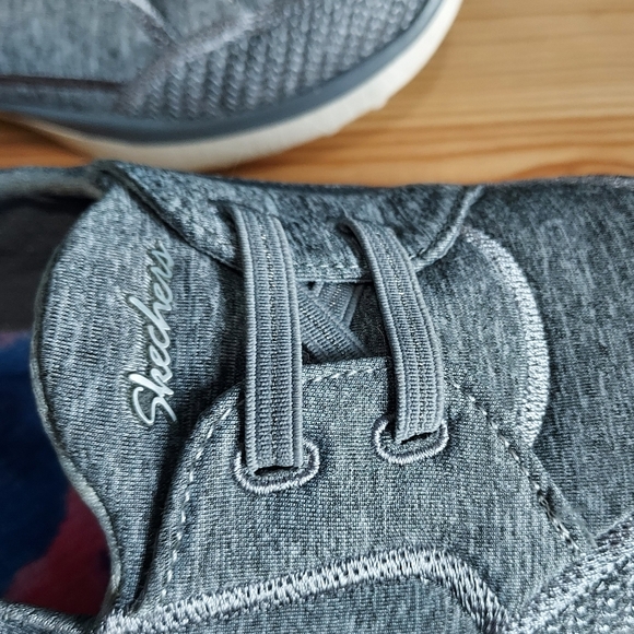 SKECHERS womans 7.5. - Picture 4 of 10